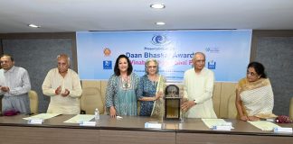 UK-based donor Veenaben Patel honored with Danbhaskar Award